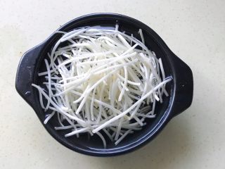 2、碧簪银芽,泡水里备用