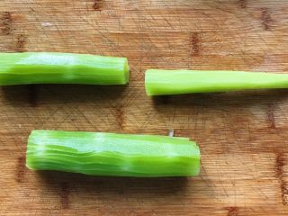 4、碧簪银芽,削皮切成三段