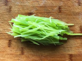 5、碧簪银芽,切成粗细均匀的细条