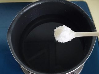 11、碧簪银芽,锅里放水放一大勺盐