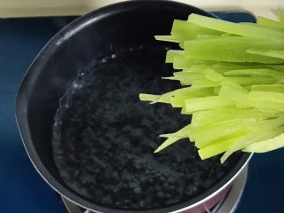 12、碧簪银芽,煮开后放入莴笋丝