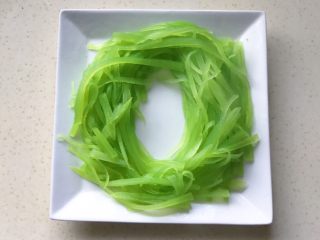 14、碧簪银芽,捞出放在盘里,围成一个圈