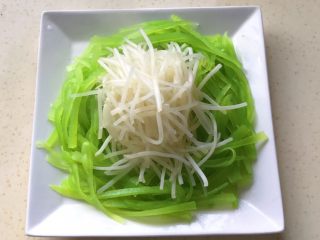 17、碧簪银芽,把豆芽放在中间空位置上