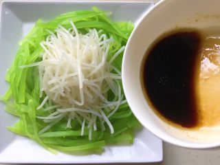 18、碧簪银芽,淋上拌好的调料