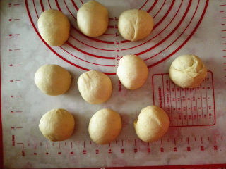 3、黑芝麻面包圈,取出排气，分成10份，一份大约57克左右，滚圆静置15分钟，