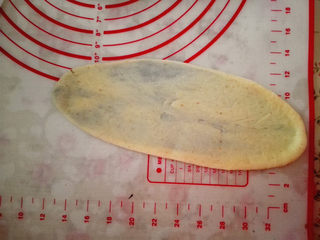 5、黑芝麻面包圈,用擀面杖擀成牛舌状，