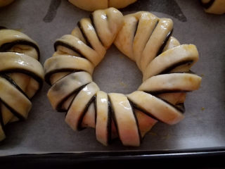 9、黑芝麻面包圈,二发至原来2倍大，表面刷全蛋液，