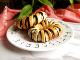 11、黑芝麻面包圈,取出晾至温热，