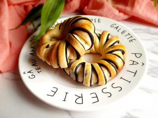 12、黑芝麻面包圈,即可食用。