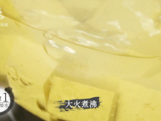 3、白贝豆腐萝卜汤，夏季消暑滋补必备 ,大火煮沸