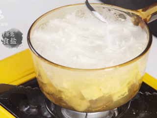15、白贝豆腐萝卜汤，夏季消暑滋补必备 ,加入1茶匙食盐