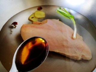 6、手撕鸡胸肉,冷水放入鸡胸肉，两勺料酒，加葱姜八角和麻椒粒。