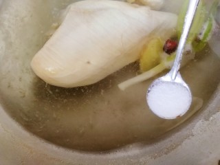 8、手撕鸡胸肉,放入1小勺盐，让鸡胸肉先入个味。