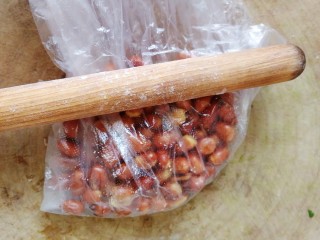 11、手撕鸡胸肉,花生米放在口袋里面敲碎。