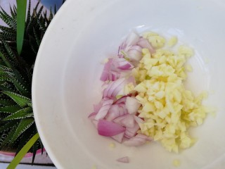 12、手撕鸡胸肉,半个小毛葱和2瓣蒜切碎。