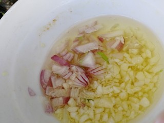 14、手撕鸡胸肉,油刚要冒烟浇在蒜末和毛葱上。