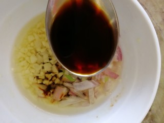 15、手撕鸡胸肉,碗里放2勺酱油。