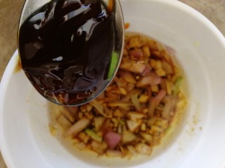 16、手撕鸡胸肉,加1勺蚝油。