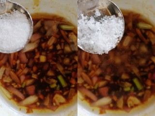 17、手撕鸡胸肉,分别加入盐和糖。