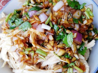 20、手撕鸡胸肉,把料汁浇在鸡胸肉丝上，上下拌匀。