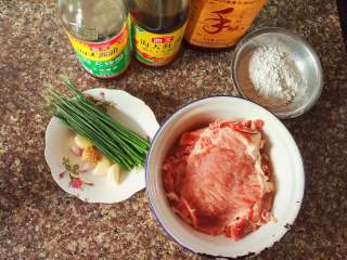 1、红烧香葱大排,准备材料