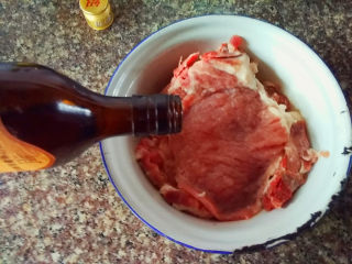 3、红烧香葱大排,加入料酒