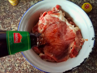 5、红烧香葱大排,加入蚝油