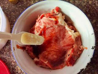 6、红烧香葱大排,加入白糖，让肉混合均匀，腌制15分钟