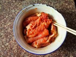 7、红烧香葱大排,腌制时候可以隔几分钟来反面，这样更加容易入味