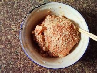 9、红烧香葱大排,然后依次完成，让粉完成吸附在大排上，等待15分钟