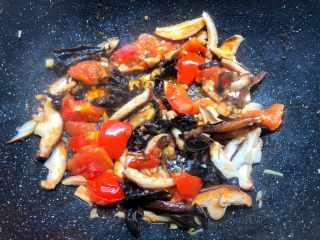 3、杂烩酸辣汤,热锅放入少许油,把西红柿放入,小火煸炒出汁,再把姜末放入炒出香味,加入木耳和香菇放入翻炒一下。