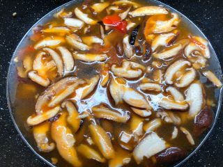 4、杂烩酸辣汤,倒入一大碗水烧开,加入适量盐调匀。