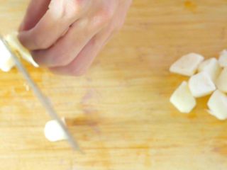 3、没胃口的时候，来一道酸溜溜酸奶沙拉,马蹄切成粒，增加点甜味和爽脆的口感