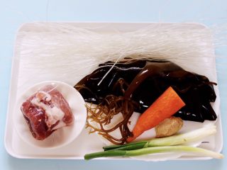 1、肉末海带炒粉条,首先备齐所有的食材。
