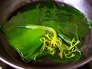 3、肉末海带炒粉条,大火烧开后继续煮1分钟左右，看见海带有深褐色变成绿色时，就可以关火啦。