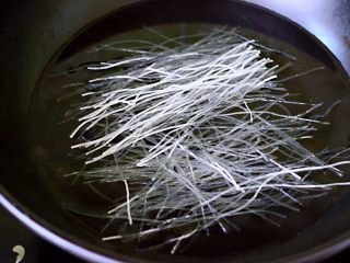 4、肉末海带炒粉条,另起锅倒入适量的清水烧开后，把粉条放入锅中煮2分钟左右后关火，捞出来浸泡一会儿。