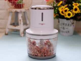 7、肉末海带炒粉条,把切小块的猪肉和葱姜，放入东菱无线绞肉机里搅拌成泥。