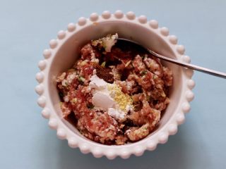 8、肉末海带炒粉条,把搅拌好的肉馅放入容器里，猪肉馅里加入葱末和姜末，适量盐和鸡精，再加入料酒和花椒粉，最后加入生抽。