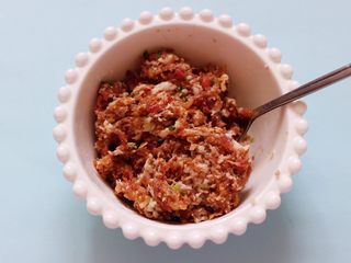 9、肉末海带炒粉条,把所有的调料顺时针方向搅拌上劲后备用。