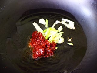 10、肉末海带炒粉条,锅烧热后倒入花生油先爆香葱姜后，再倒入郫县豆瓣酱。