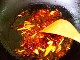 11、肉末海带炒粉条,大火翻炒郫县豆瓣酱至变色出红油的时候。