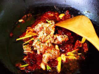 12、肉末海带炒粉条,加入搅拌好的肉馅。