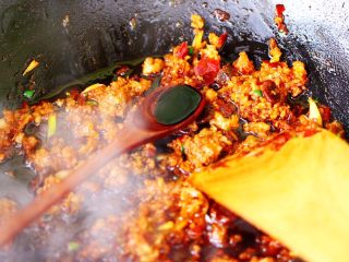 13、肉末海带炒粉条,继续大火翻炒至肉馅断生变色后，加入生抽。