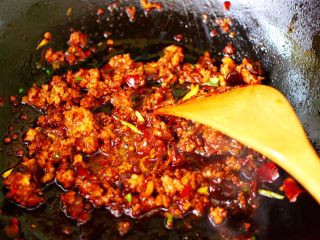 14、肉末海带炒粉条,大火继续翻炒均匀。