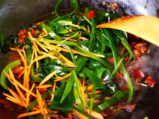 15、肉末海带炒粉条,这个时候加入海带丝和胡萝卜丝。