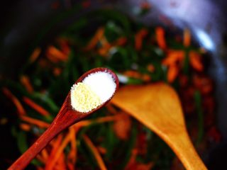 16、肉末海带炒粉条,加入适量盐和鸡精调味。