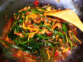 17、肉末海带炒粉条,大火继续翻炒1分钟左右。