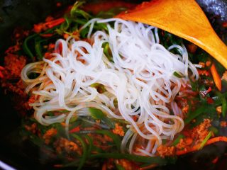18、肉末海带炒粉条,加入粉条。