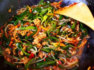 19、肉末海带炒粉条,大火继续翻炒至所有的食材混合均匀即可关火。
