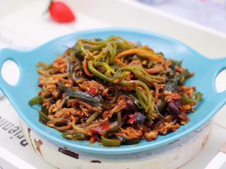 20、肉末海带炒粉条,啦啦啦，好吃又营养的肉末海带炒粉条出锅咯。